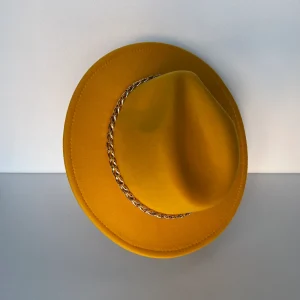 Cappello giallo ocra con catena dorata