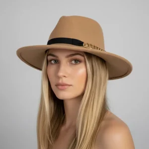 Cappello color cammello con catena dorata